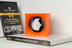 Pas de doute, l'engin en impose. Watchwinder Swiss Kubik Startbox Orange Le Remontoir Pour Votre Montre