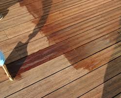 Poncer une terrasse en bois. Comment Entretenir Une Terrasse En Bois Anova Bois