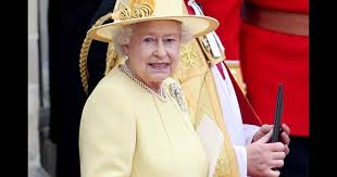 La reine elizabeth ii a aussi son propre revenu personnel — et elle a payé l'impôt sur le revenu finalement, la reine elizabeth avait commencé à payer un impôt sur sa fortune. Mariage De William Et Kate La Reine Elizabeth Ii Rend Hommage A Jim Carrey Purepeople