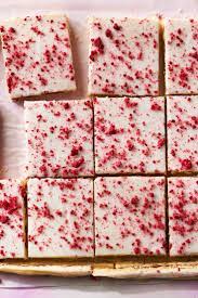Hindbaersnitter Danish Raspberry Slices Recipe Recipe In 2021 Slices Recipes Raspberry Recipes