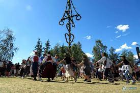 #midsommar #schweden #feier #blumenkranz #köttbullar #erdbeeren #lifestyle #havefun #sommerfest #sommersonnenwende #schnaps #happypeople @154953047855739:274:schweden translated midsommar ist in schweden nach dem weihnachtsfest das zweitgrößte ereignis des jahres. So Feiern Die Schweden Mittsommer Schweden Kompass De