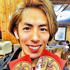 Mac Kung 龔哥| 12/21是個一生感動的夜晚💖 從台下走到台上接受禮讚💎 是因有了老師、前輩、家人、夥伴💡  一路上有了您們的支持與鼓勵🙇🏻 才讓我們可以送給四種人四樣禮物🎁 給父母最好的禮物是榮耀✨ 給朋友最好的禮物是機會🅰️  給孩子最好的禮物是榜樣👶🏻 給自己最好 ...