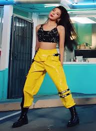 Itzy S Lia Channeled A Stylish Handyman Outfit In Their Latest Video For Icy Looks Feminino Coreana