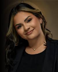 Kerry Pérez 🔹Profesora en entrenamiento Con una energía única y  contagiosa, Kerry se ha convertido en una pieza clave en nuestro equipo. Su  carisma y pasión por la belleza la han llevado