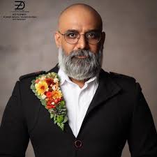 Цветочный аксессуар, приколотый на лацкан пиджака или воротник лёгкого  пальто