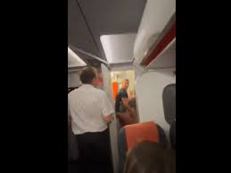 Casal é flagrado transando em avião; empresa aciona polícia