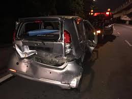 Pemandu bas itu dikatakan cuba melarikan diri setelah dikejar oleh beberapa buah motosikal kerana didakwa telah melanggar sebuah gerai burger di tepi jalan. Bas Ni Rempuh Kereta Kereta Terbabas Rempuh Kedai Burger Aku Ibu Aku Pangku Baby 2 Bulan Terpelanting Yoy Network