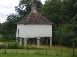 Chateau De Bridoire Pigeonnier Avec Images Pigeonnier