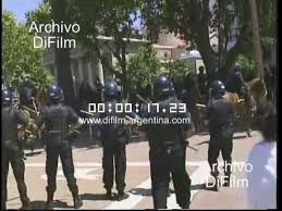 Después de 19 años, y tras idas y vueltas, la justicia procesó a los policías que atacaron a las madres de plaza de mayo y las corrieron con caballos durante la represión de 2001, ordenada por el gobierno de la alianza. Reabren Una Causa Por Agresion A Madres De Plaza De Mayo En 2001 Mdz Online