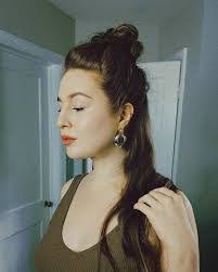 Hannah Louise's Instagram, Twitter & Facebook