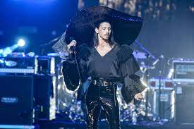 Michał szpak w sopocie z dziwny jest ten świat. Michal Szpak Piekny Hold Dla Kory Na Top Of The Top Sopot Festival 2019 Muzyka W Interia Pl