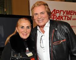 Humperdinck, 84, announced in a social media post shared. Engelbert Humperdinck Verliest Vrouw Na Coronabesmetting Ze Rent Nu Door De Hemel Show Ad Nl