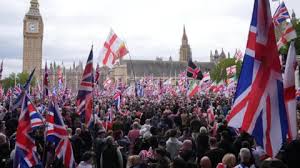 Tens of thousands join rival marches in London