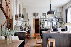 Pleine De Breloques Et D Objets De Decoration Atypiques Cette Cuisine Part Toutefois De Rien Avec Un Mobilier Somb Meuble De Separation Decoration Maison Ikea
