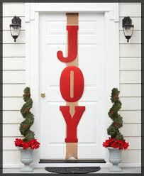 Check out the porch decorating ideas for your christmas it can be super easy as well as lots of fun decorating your entryway into your home with christmas porch signs. 10 Festive Front Porch Christmas Decorations The Lakeside Collection