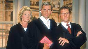 Dort legte er sein erstes staatsexamen ab und zog nach florenz, um durch ein referendariat italienisch zu lernen. Das Familiengericht Das Macht Richter Frank Engeland Heute Promiplanet