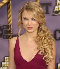 1001 Variantes De Coiffure Mariage Invitee Chic Et Romantique Coiffure Mode Coiffure Mariage Mariage Cheveux Boucles