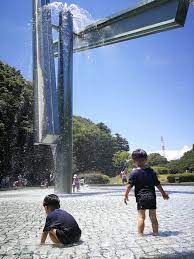 子供の水遊びに最高 美しい噴水と遊ぶ 東京町田の芹が谷公園の 虹と水の広場 nohmiso com 公園 噴水 子供の水遊び