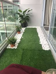 Winziger Balkon Mit Kunstrasen Und Flusskieseln Artificialpflantslivingroomindoorpalms Organized Potato Printables Diy In 2020 Wohnung Terrasse Dekoration Terrassengarten Gartnern Mit Wenig Platz