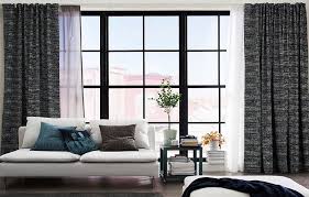 Pokoj Dzienny Z Duzymi Oknami Ze Szprosami Oraz Jedna Warstwa Bialych I Szarych Firanek Filtrujacych Swiatl Block Out Curtains Ikea Curtains Living Dining Room