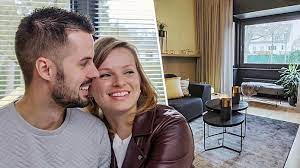 In blind gekocht six families entrust their life savings to the group of experts, which will choose, purchase and renovate a house for them. Flo Uit Blind Gekocht Hard Aangepakt Door Kijkers Wat Een Arrogant En Verwend Nest Tv Hln Be