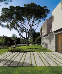 Terrassenplatten Aus Feinsteinzeug Sind So Robust Dass Sie Auch In Carport Und Garagenbereichen Verlegt Wer Moderne Auffahrt Terrassenplatten Moderner Garten
