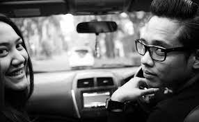 Mantan pernyiar radio itu meminta maaf dan mengaku salah karena tidak meminta persetujuan terlebih dahulu saat merangkulnya. Gofar Hilman Dan Putri Tanjung Pasangan Anak Punk Dan Anak Konglomerat Yang Bakal Bikin Kamu Kagum