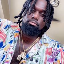 Britney tells Amanda she needs to let Robert know she's not single!