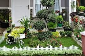 Oleh karenanya, hipwee tips akan memberikanmu sedikit referensi taman mungil yang sangat cocok diterapkan di depan, samping bahkan belakang rumah masa depanmu. 7 Desain Taman Kecil Depan Rumah Minimalis Modern Nan Asri