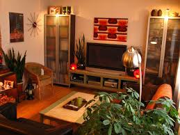 With Touches Of 80s And 70s Style This Living Room Is Presents A More Modern Take On This Vintage Style Des Furniture Retro Style Living Room Retro Apartment