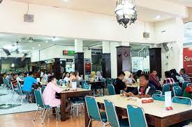 Menu rumah makan lancur sate gule ngawi menyediakan menu masakan sate, gule, nasi gule dan juga tongseng serta beberapa minuman baik dingin dan juga panas, walaupun cuma menyediakan sedikit menu, warung makan ini sudah cukup di kenal di kalangan penikmat kuliner di ngawi. Gudeg Solo Di Rumah Makan Adem Ayem Pemerintah Kota Surakarta