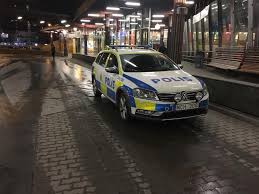 I natt sköts en polis till döds i göteborg, trots att ambulans var snabbt på plats gick inte hans liv att rädda. Polisen Goteborg Syd Ett Av Polisens Medborgarloften Ar Att Gora Trygghetsskapande Atgarder Pa Offentliga Platser Runt Om I Goteborg Ikvall Ar Omradespolisen Pa Plats Pa Molndals Bro Och Samtalar Med Allmanheten