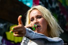 припев, клава кока и hensy только костер и тишина руки мои греют тебя все разбрелись по парам домой не уходи, останься со а, хочешь, потанцуем? Klip Klavy Koki Dogonyaet Treki Timati V Trendah Youtube Video