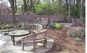 Patio Of Crushed Limestone Outlined In Pavers Makes For An Intimate Garden Seating Area Kim Smithtree Com Limestone Patio Paver Patio Diy Patio Pavers
