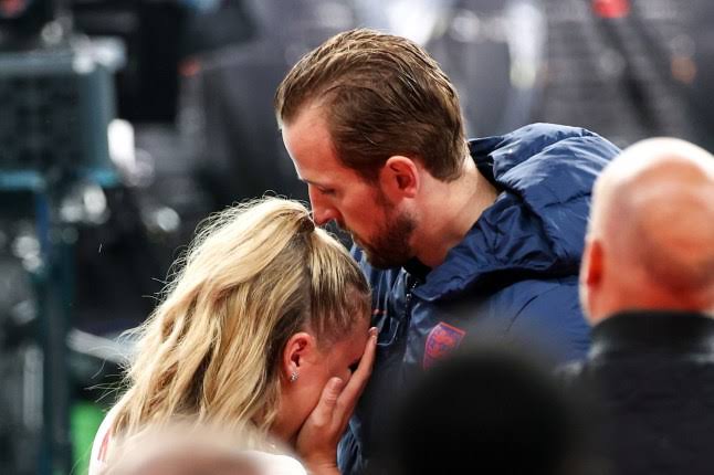 Euro 2020: Harry Kane comforts sobbing wife Kate after England loss | Metro  News