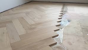 Lantai marmer di ruang tamu dan lantai kayu parquet di semua kamar tidur. Cost Of Installing Parquet Flooring
