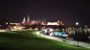 Kraków jest jednym z polskich miast, gdzie turyści przyjeżdżają niezależnie od pory roku. Krakow Noca Zgasnie Oswietlenie Uliczne