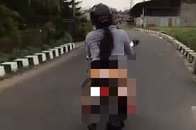 Sebuah video seorang pria sedang naik skuter matic diduga menjadi korban penjambretan di pria yang berada di belakang sepeda motor itu. Diduga Mabuk Pria Telanjang Naik Motor Dengan Santai Di Tengah Jalan Halaman All Kompas Com