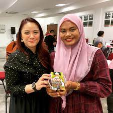 Terdahulu, anak kepada pengacara cj wow shop itu mengalami keretakan dan pendarahan di kepala selepas terjatuh di kerusi. Hazurananing Pengacara Cj Wow Shop Tv3 Dianarusli Facebook