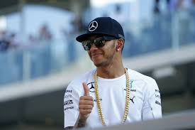 Lewis hamilton has been dominating the f1 circuits for the last 6 years and in order to keep him at the top, a huge team is required to maintain the dominance on the track. Ibrakadabra Entzaubert Mercedes Lewis Hamilton Reicher Als Zlatan Ibrahimovic