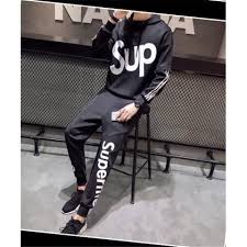 黒ずくめな生地にsupという頭文字と白ラインのパーカーとホワイトボックスロゴのパンツからなるシュプリームsupremeセットアップ パーカーも激安の韓国通販サイトです パーカー パーカー レディース supreme レディース