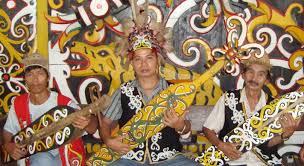Satu set gamelan memiliki 2 demung, pelog dan slendro. Aneka Ragam Jenis Alat Musik Tradisional Suku Dayak