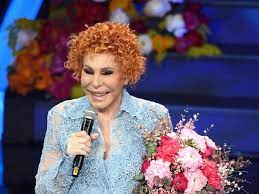 Ornella vanoni sbaglia sul palco di sanremo 2021. Ornella Vanoni A Sanremo 2021 La Cantante Ospite Dell Ultima Serata Corriere It