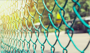 Homeadvisor's chain link fence cost guide gives installation and building prices. The Cost Of Chain Link Fence Vs Wood Fence Quality Chain Link Fencing