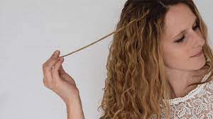To create the sultry messy wavy hair style, this lady has chosen an innovative wireless automated curling iron. How To Get Curly Hair That Looks Natural Naturallycurly Com