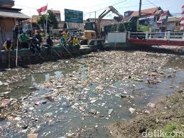 Terus pelajari metode daur ulang sampah plastik. Tumpukan Sampah Sepanjang 350 Meter Di Sungai Sidoarjo Dibersihkan
