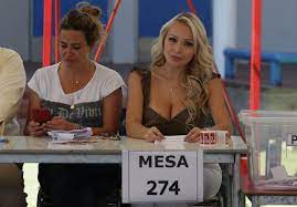 Daniella chávez durante las votaciones presidenciales del año pasado, donde fue vocal de mesa. El Destapado Look De Daniella Chavez Para Ser Vocal De Mesa Especiales Elecciones 2017 Television Nacional De Chile