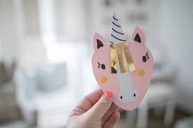 Wir Haben Einhorn Einladungen Gebastelt Und Zeigen Euch Wie Kindergeburtstag Basteln Einhorn Einhorn Einladungen Einladung Basteln