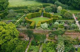 Bis auf wenige ausnahmen blüht hier das ganze jahr über alles in weiß und erhellt somit. Wunderbare Garten Welt Sissinghurst Castle Kent