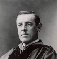 En 1918, Woodrow Wilson avait minimisé la pandémie de grippe. Peu après, il  tomba gravement malade.